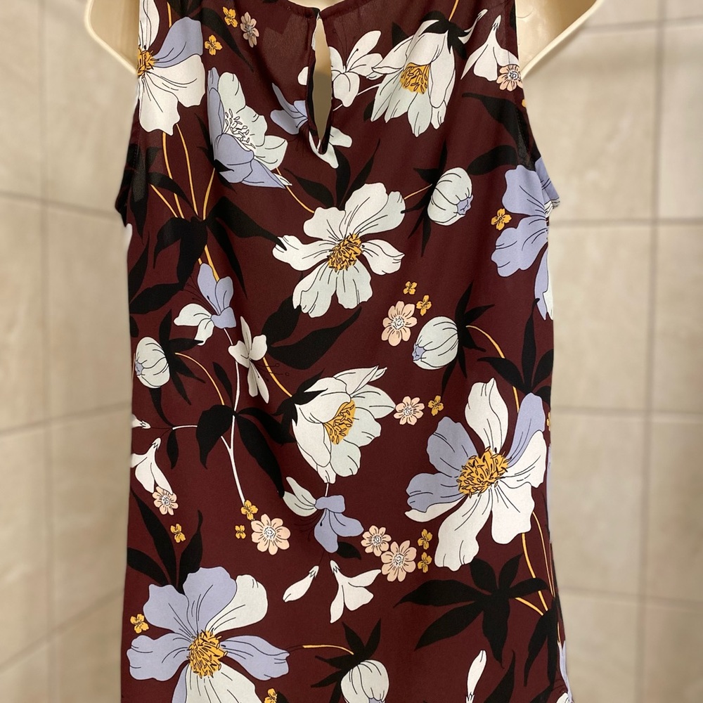 EUC LOFT Outlet sleeveless flowered shell with keyhole back, size MP - Picture 3 of 4